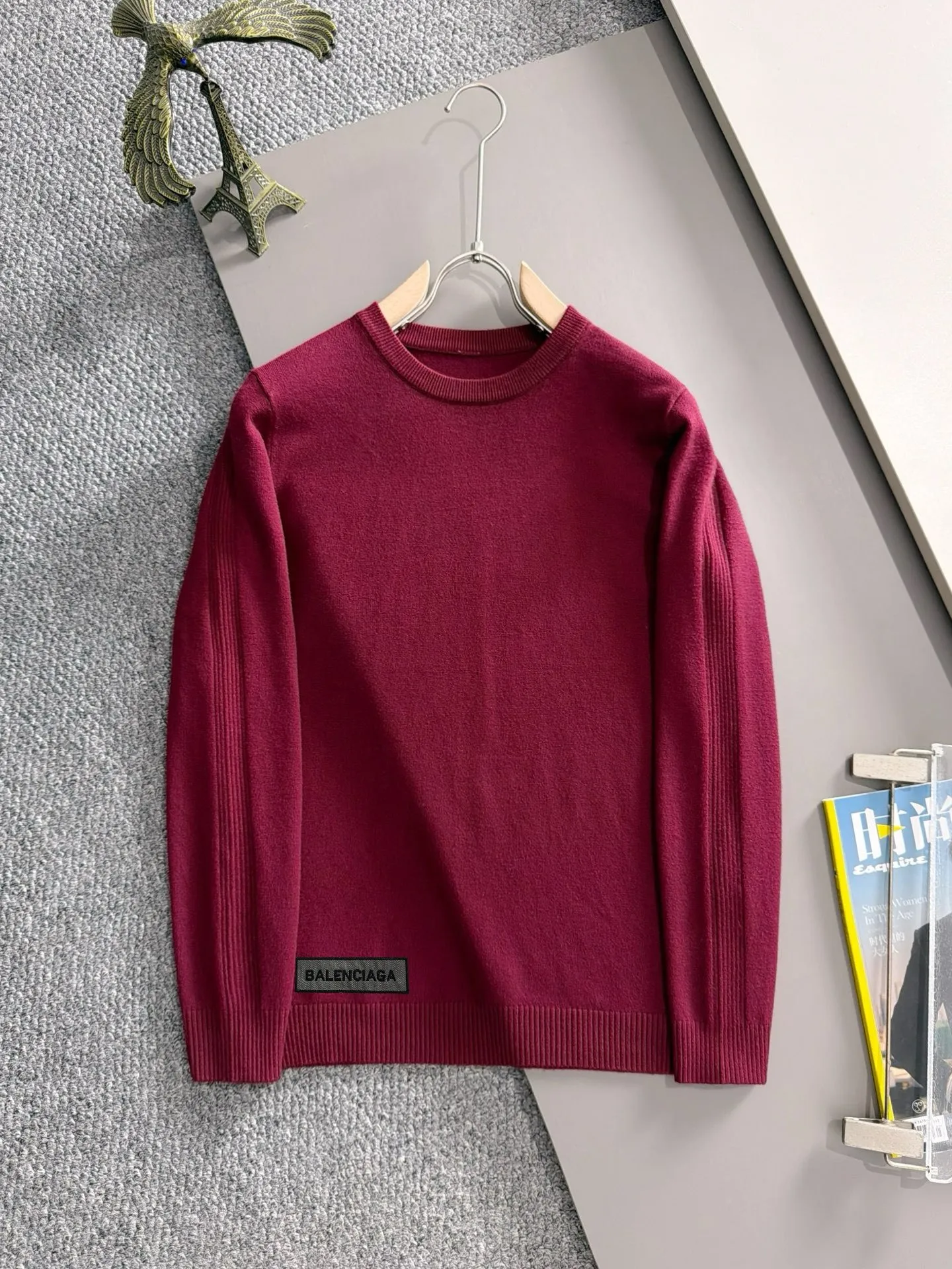 The latest knitted sweaters from Balenciaga’s 2026 Autumn and Winter official website are now on sale at the counter for Hot Sale! Specially made of wool blended fabric. It feels comfortable and can be directly in contact with the skin. The logo badge is exquisitely embroidered, which is extremely eye-catching! The details highlight the fashionable charm of big brands. Exquisite workmanship. Three-dimensional cutting style. The wearing effect is invincible and handsome! All three standards are complete! Sizes:M-3XL